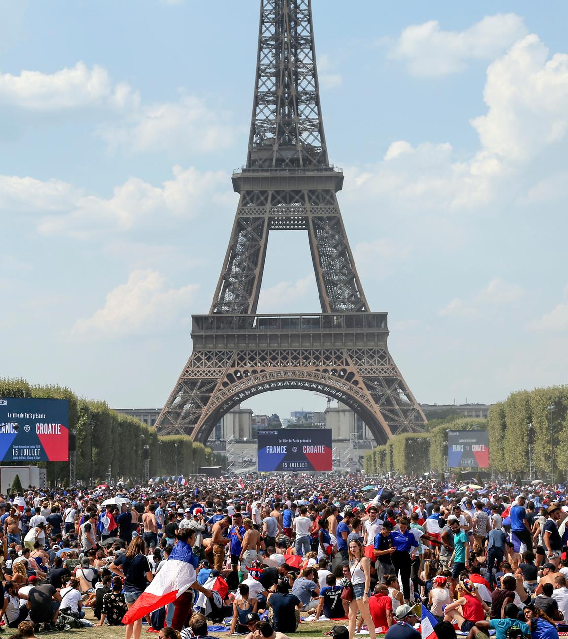 15.07.2018, Frankreich, Paris: Fußball: WM, Frankreich - Kroatien, Finalrunde Finale. Fans von Frankreich stehen vor Spielbeginn bei einem Public Viewing am Eiffelturm.