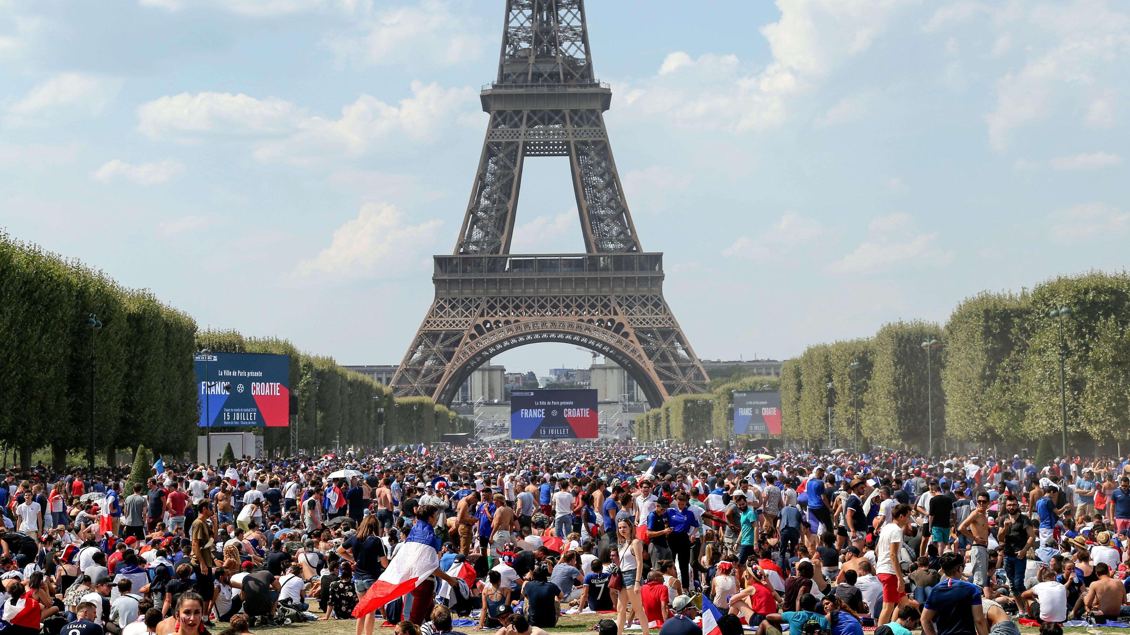 15.07.2018, Frankreich, Paris: Fußball: WM, Frankreich - Kroatien, Finalrunde Finale. Fans von Frankreich stehen vor Spielbeginn bei einem Public Viewing am Eiffelturm.