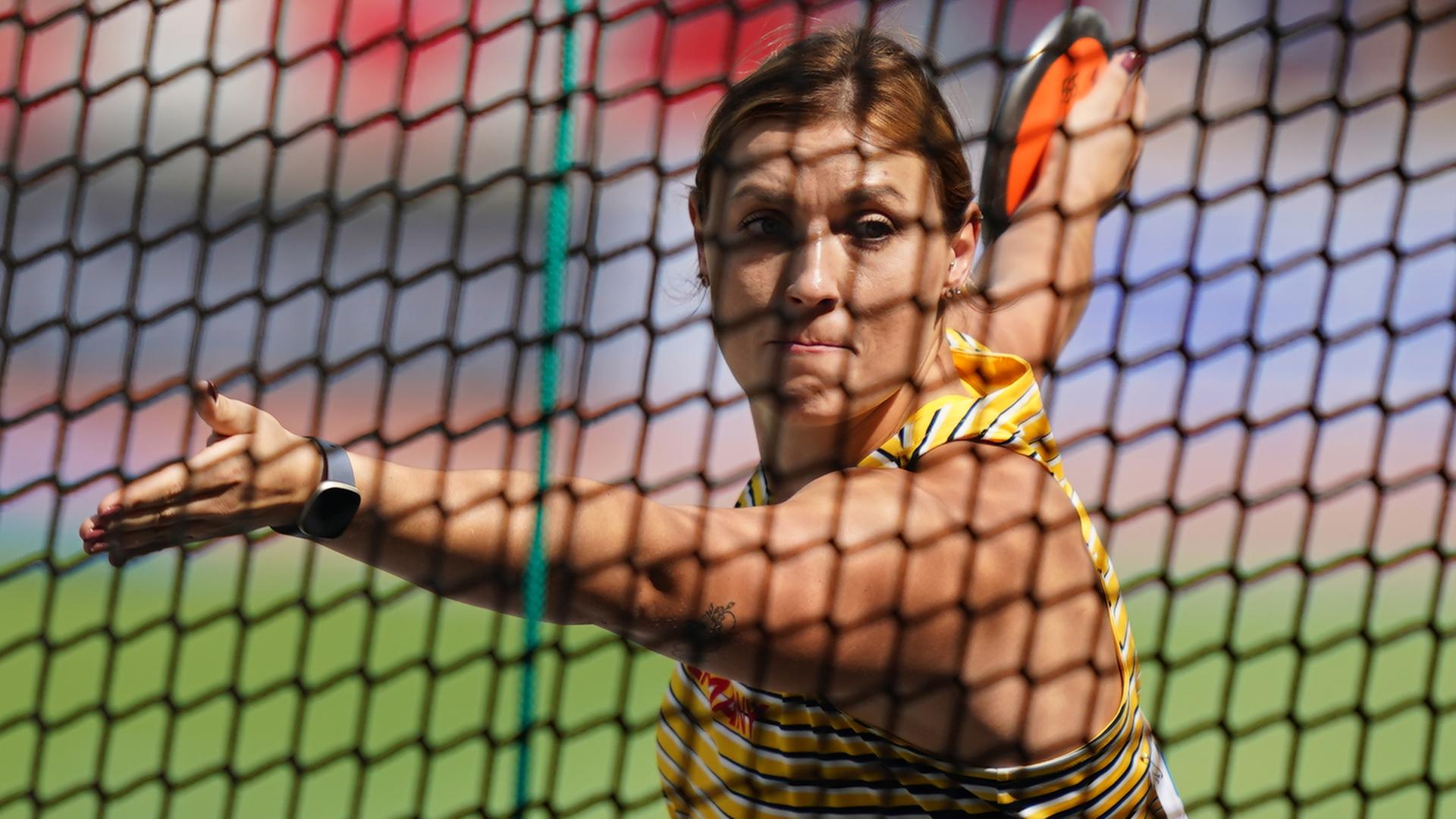 Leichtathletik-Weltmeisterschaft 2023: Diskuswerferin Kristin Pudenz bei Abwurf durch das Fangnetz fotografiert.
