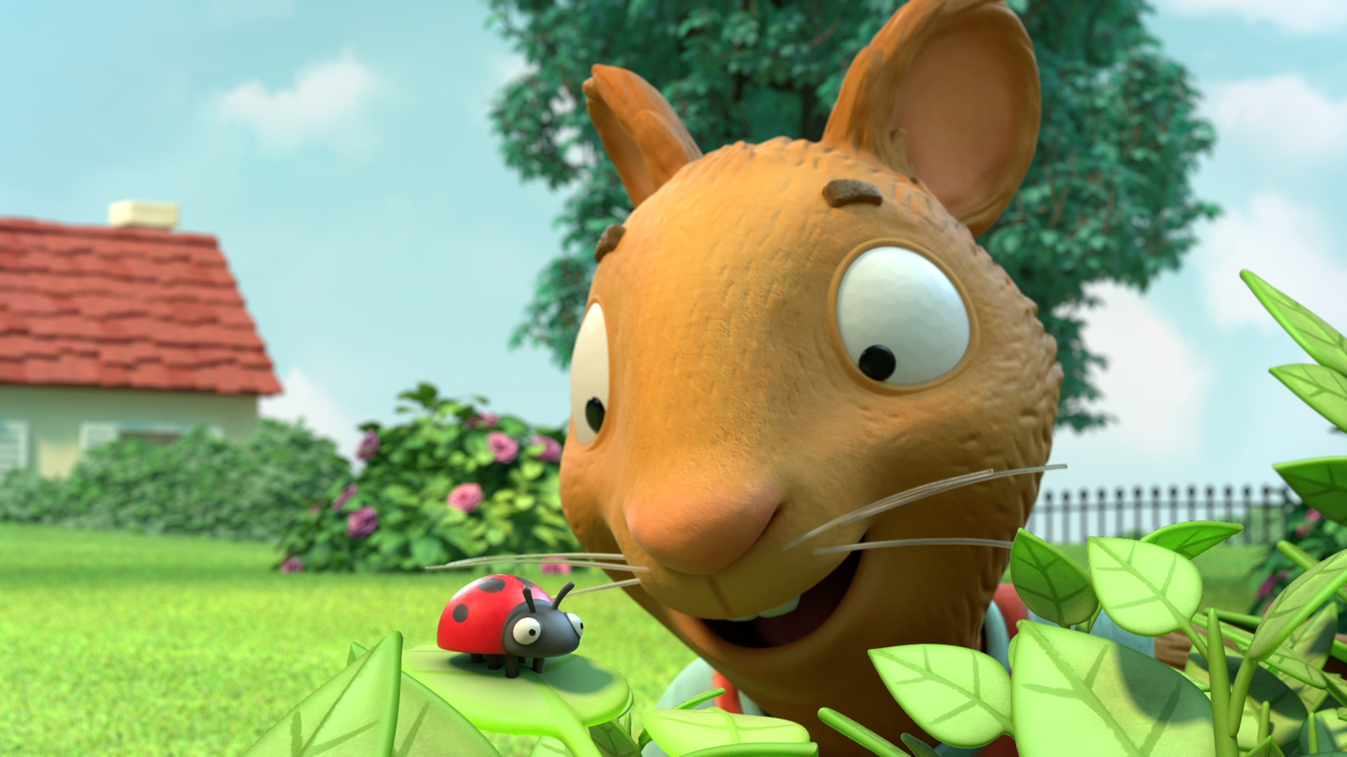 Posy entdeckt begeistert einen Marienkäfer auf einem Blatt.