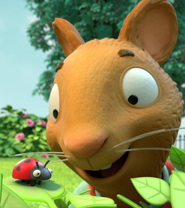 Posy entdeckt begeistert einen Marienkäfer auf einem Blatt.