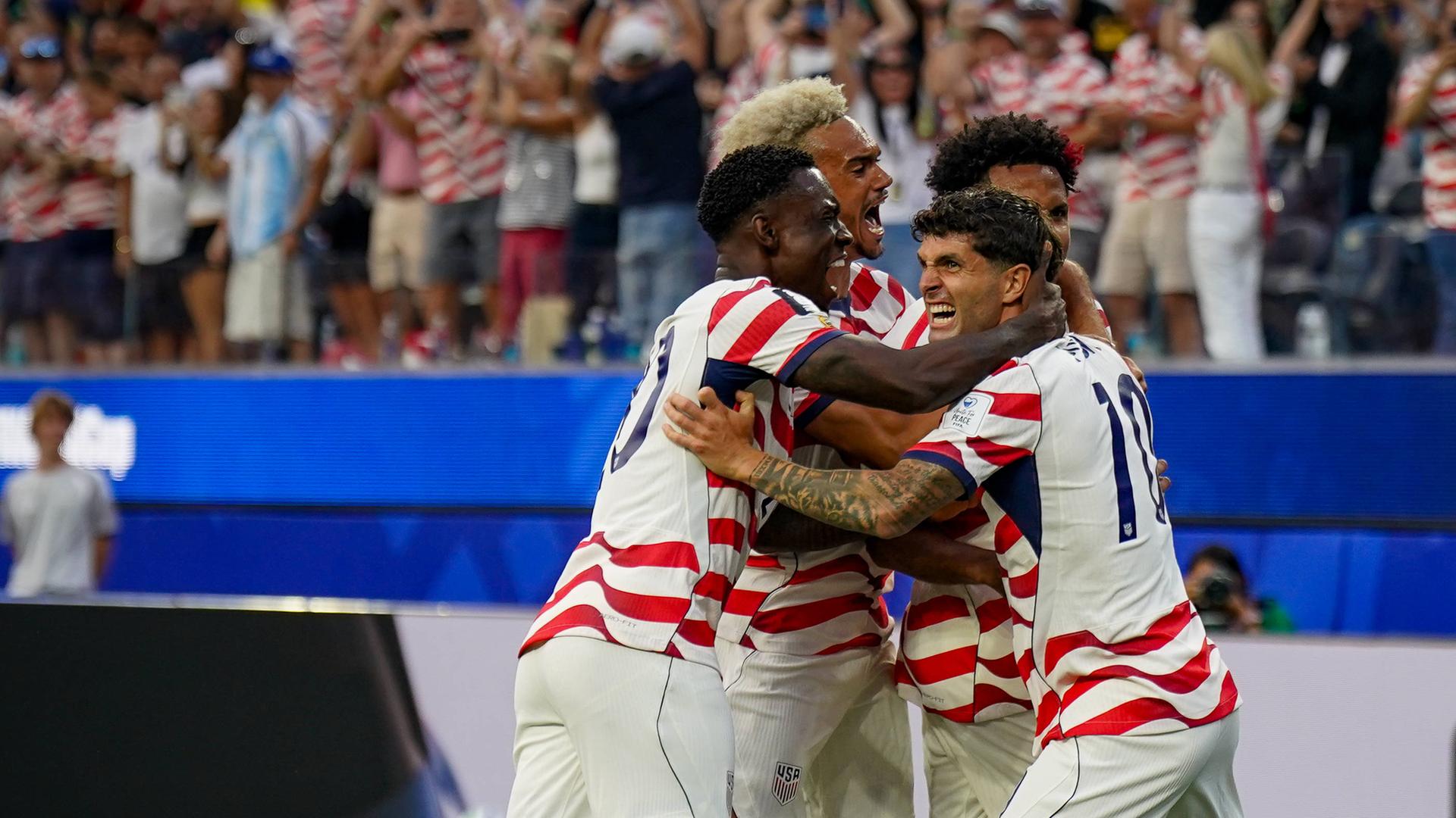 Christian Pulisic feiert mit seinen Mitspielern sein Tor gegen Paraguay.