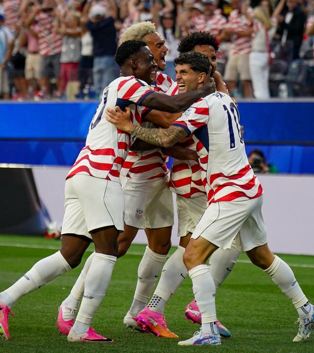 Christian Pulisic feiert mit seinen Mitspielern sein Tor gegen Paraguay.