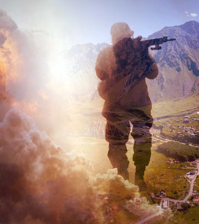  Links Explosion, mitte Mann in Kampfanzug und geschultertem maschinengewehr von hinten, rechts eine Stadt in einem Talkessel in der Vogelperspektive.