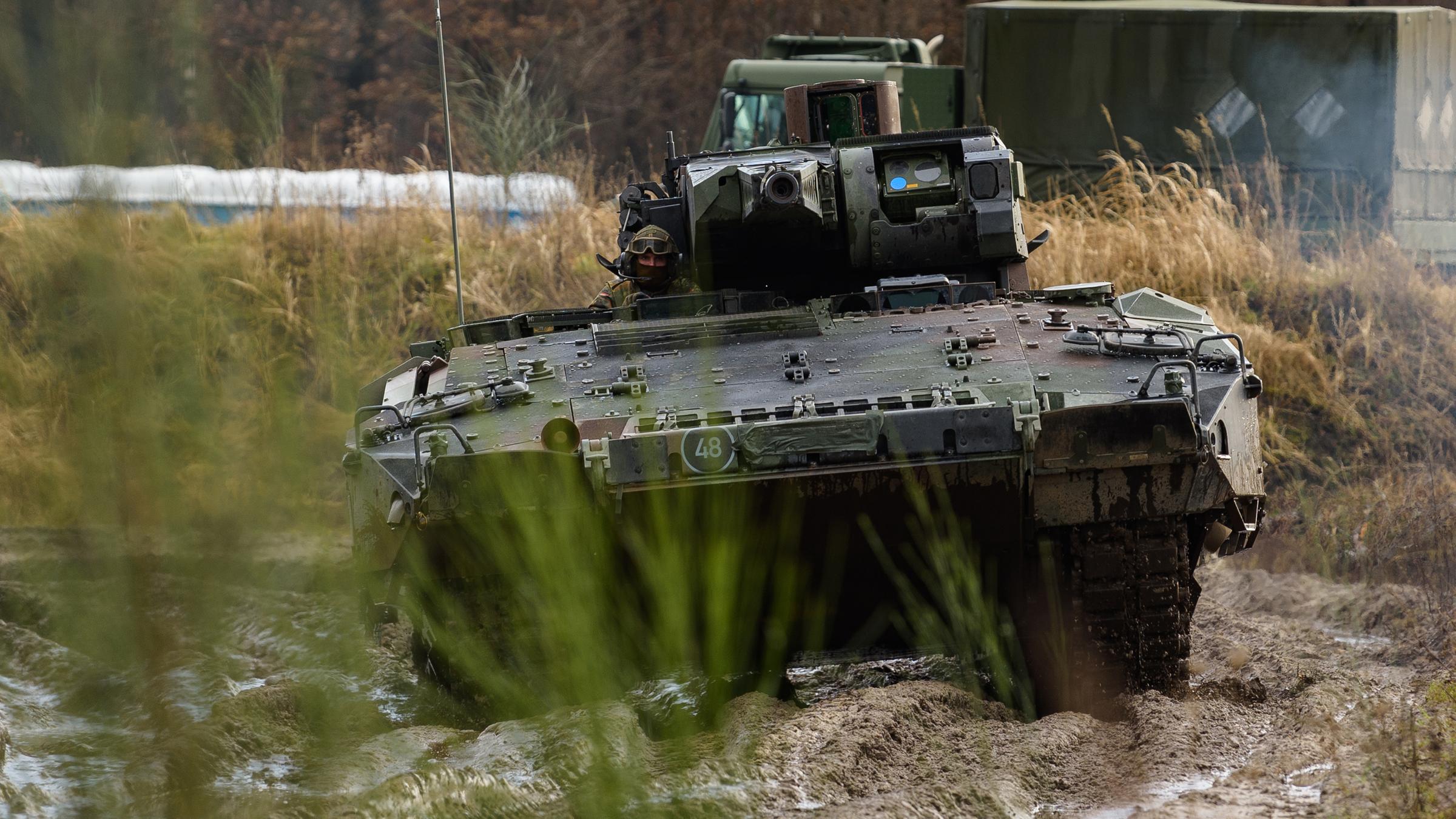 Ein Schützenpanzer vom Typ Puma der Bundeswehr fährt während einer Vorführung über den Übungsplatz.