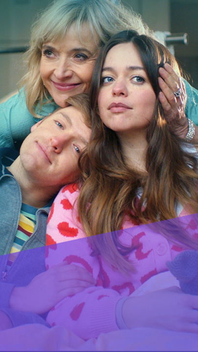 Tom (Timur Bartels) und Mia (Lotte Becker) sitzen auf einem Sofa im Außen-Crossfitbereich des Studios. Tom ist an Mia gelehnt und ihre Mutter Jutta (Katharina Abt) steht hinter dem Sofa und umarmt die beiden.