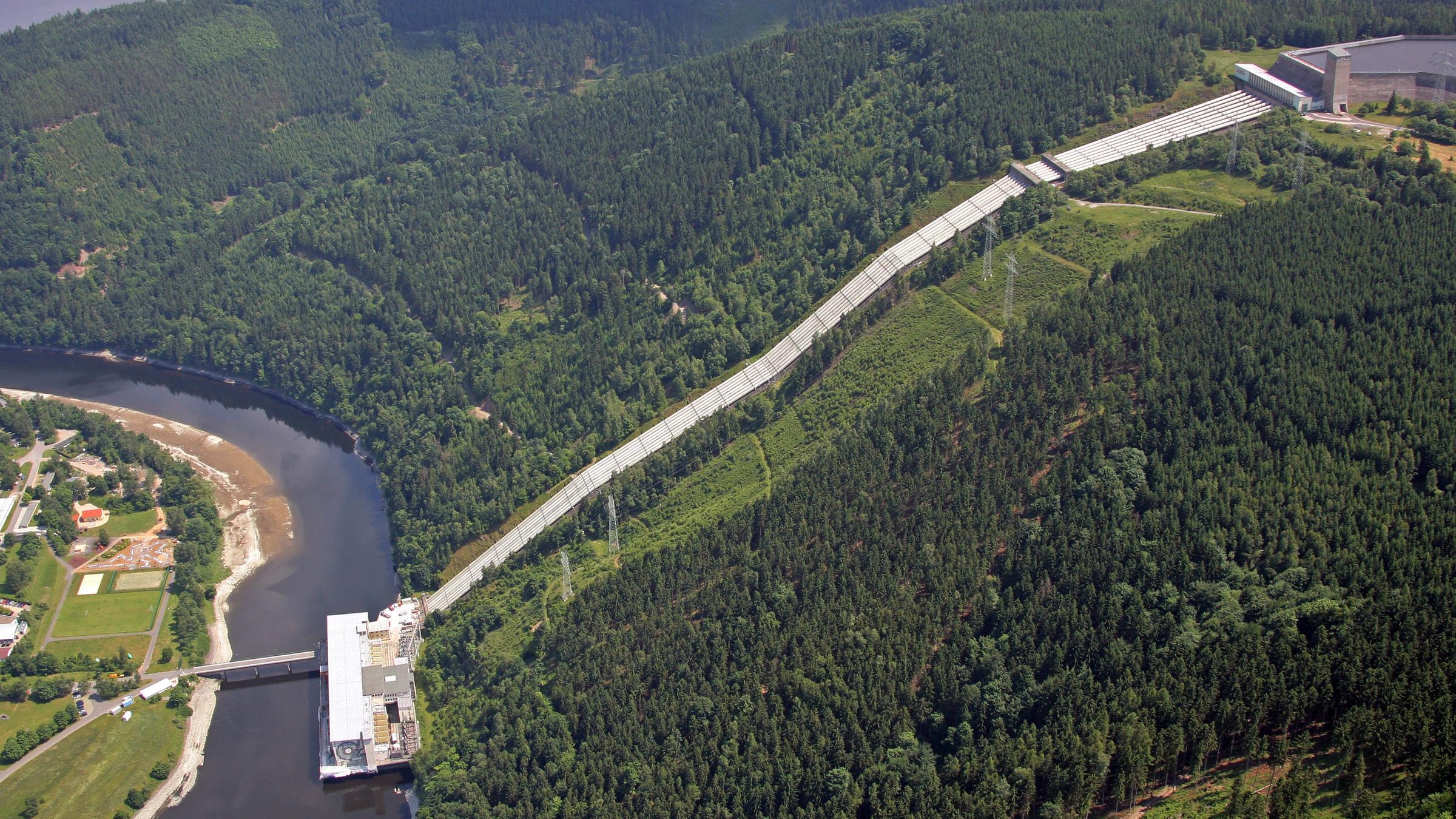 Blick auf die 672 Meter lange Triebwasserleitung des Pumpspeicherwerkes Hohenwarte II im Saaletal nahe Saalfeld. Archivbild