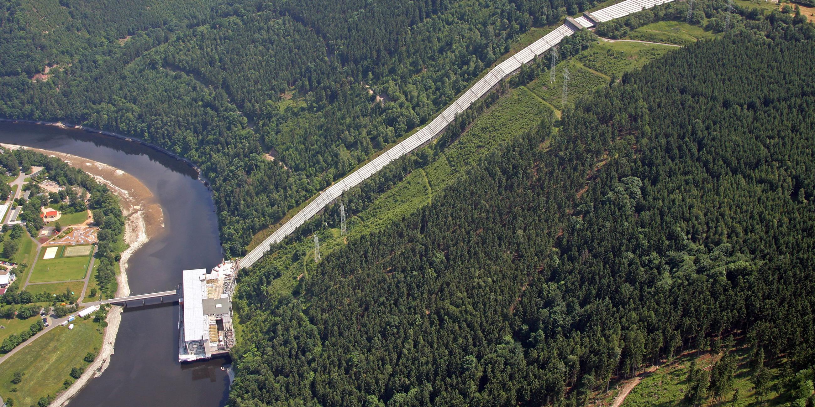 Blick auf die 672 Meter lange Triebwasserleitung des Pumpspeicherwerkes Hohenwarte II im Saaletal nahe Saalfeld. Archivbild