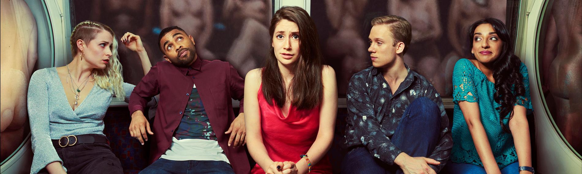 Marnie (Charly Clive) sitzt eingeschüchtert zwischen ihren Freunden Amber (Niamh Algar), Joe (Anthony Welsh), Charlie (Joe Cole) und Shereen (Kiran Sonia Sawar) in der U-Bahn.