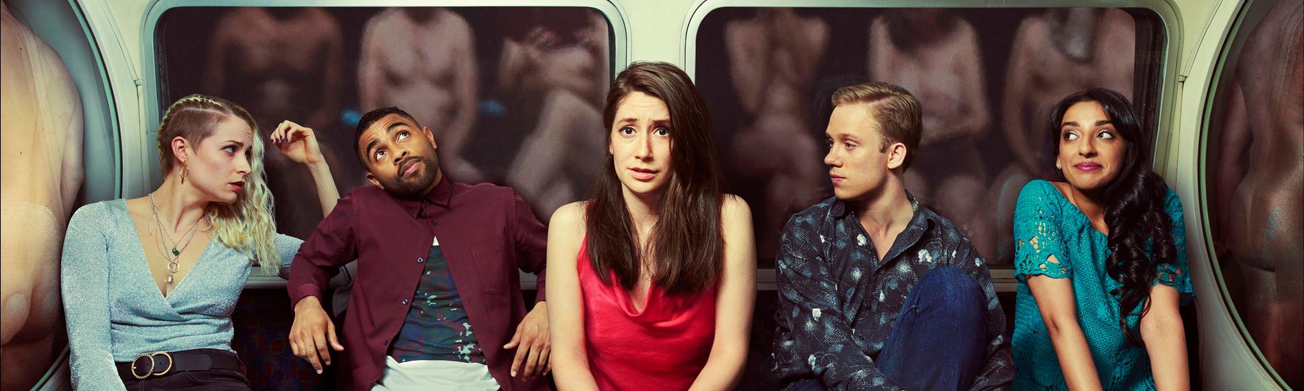 Marnie (Charly Clive, M.) sitzt zwischen Amber (Niamh Algar, l.), Joe (Anthony Welsh, 2.v.l.), Charlie (Joe Cole, 2.v.r.) und Shereen (Kiran Sonia Sawar, r.) äußerst erschwert.