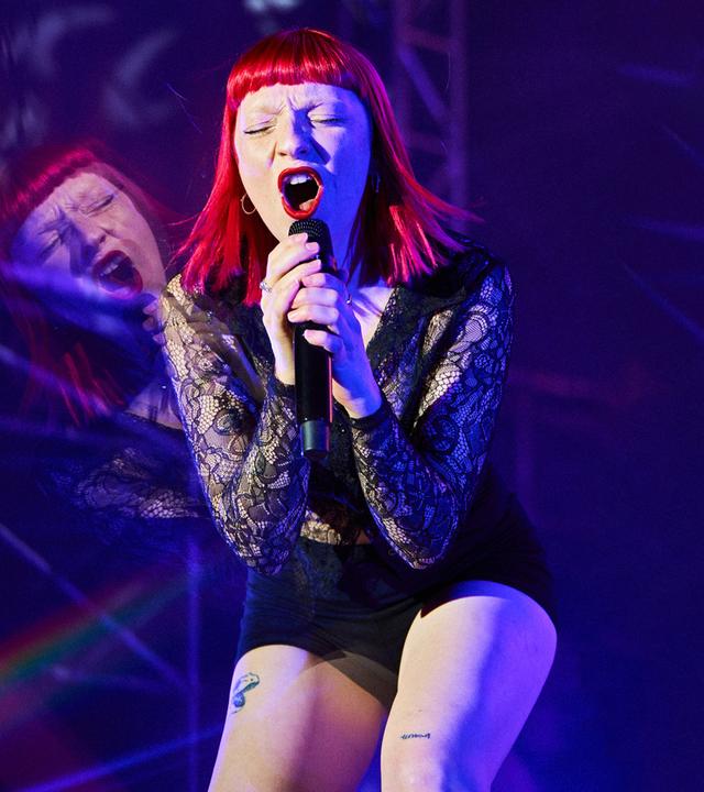 Sophie Scott von Purple Disco Machine singt auf der Bühne.