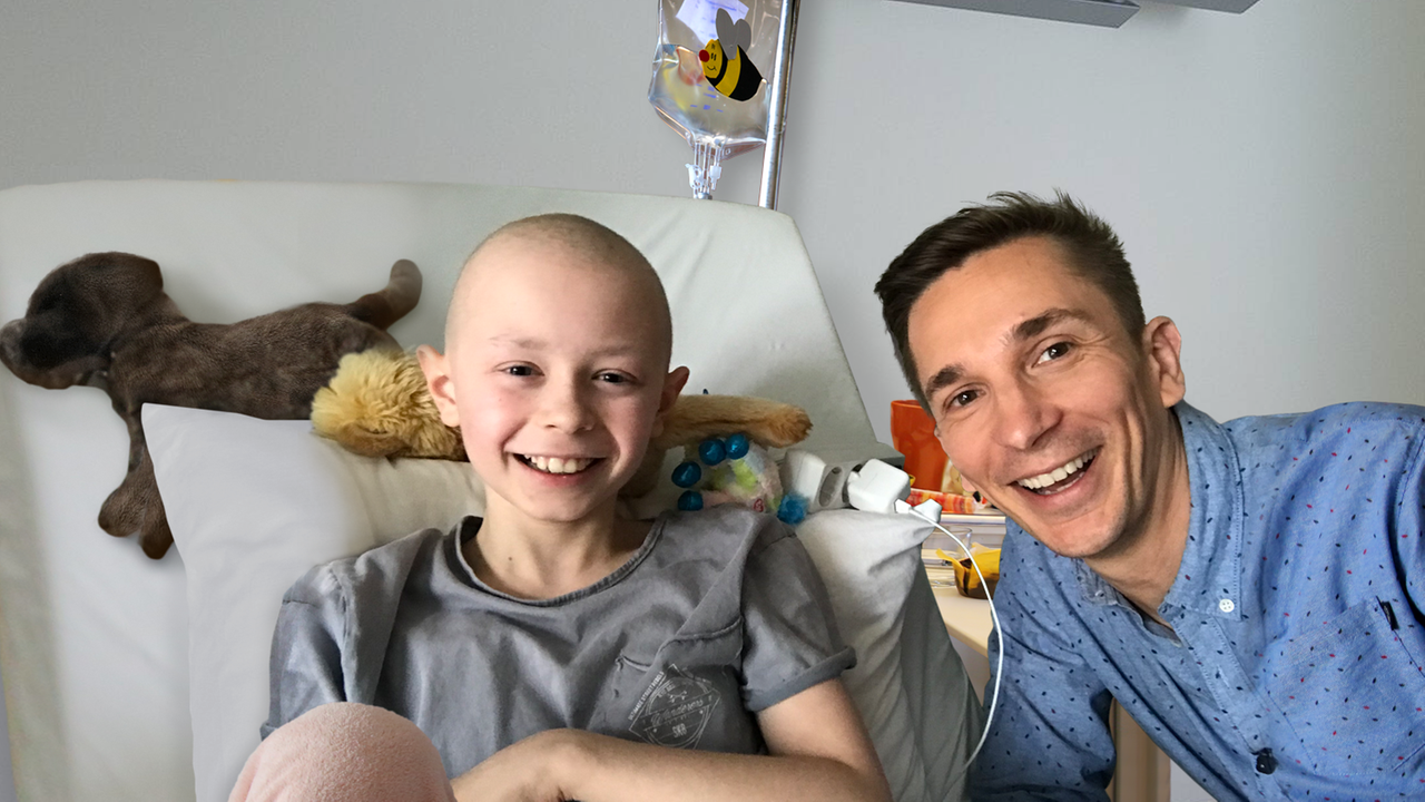 "PUR+ - Ich habe Krebs": Moderator Eric Mayer besucht Kinder auf einer onkologischen Station der Uniklinik Mainz. 