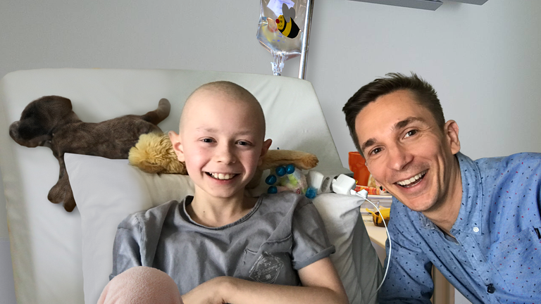 "PUR+ - Ich habe Krebs": Moderator Eric Mayer besucht Kinder auf einer onkologischen Station der Uniklinik Mainz. 