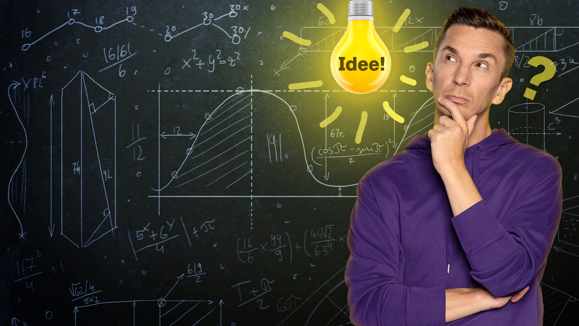PUR+ Moderator Eric Mayer hat die linke Hand ans Kinn gestützt und schaut nachdenklich nach oben zu einem gelben Fragezeichen links neben seinem Kopf. Rechts neben seinem Kopft leuchtet ein  gelbes Ausrufezeichzen. Eric Mayer steht er vor einem Hintergrund, der wie ein grüne Schultafel anmutet. Darauf stehen mathematische Formeln mit Kreide geschrieben.