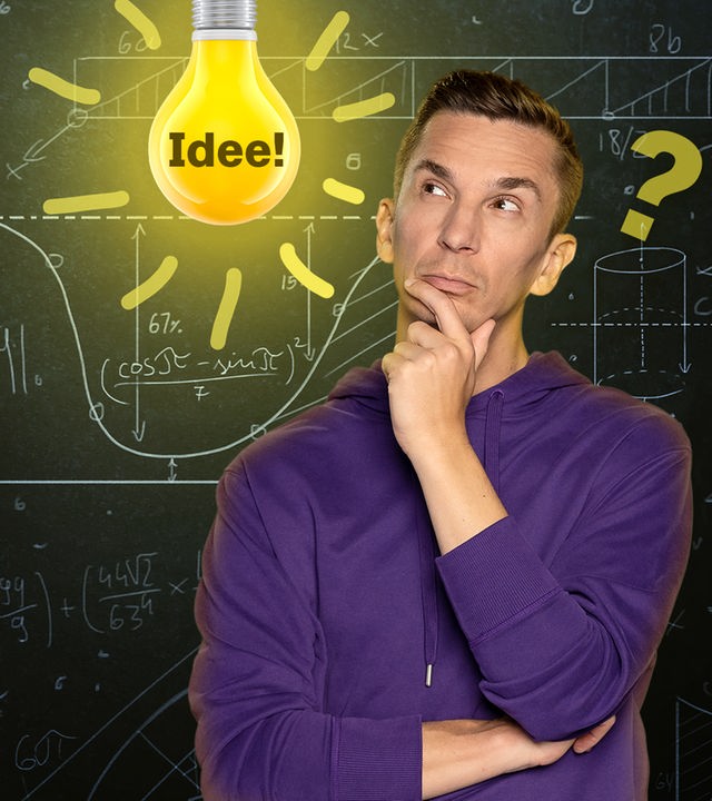 PUR+ Moderator Eric Mayer hat die linke Hand ans Kinn gestützt und schaut nachdenklich nach oben zu einem gelben Fragezeichen links neben seinem Kopf. Rechts neben seinem Kopft leuchtet ein  gelbes Ausrufezeichzen. Eric Mayer steht er vor einem Hintergrund, der wie ein grüne Schultafel anmutet. Darauf stehen mathematische Formeln mit Kreide geschrieben.