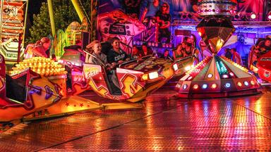 Jugendliche in einem Fahrgeschäft