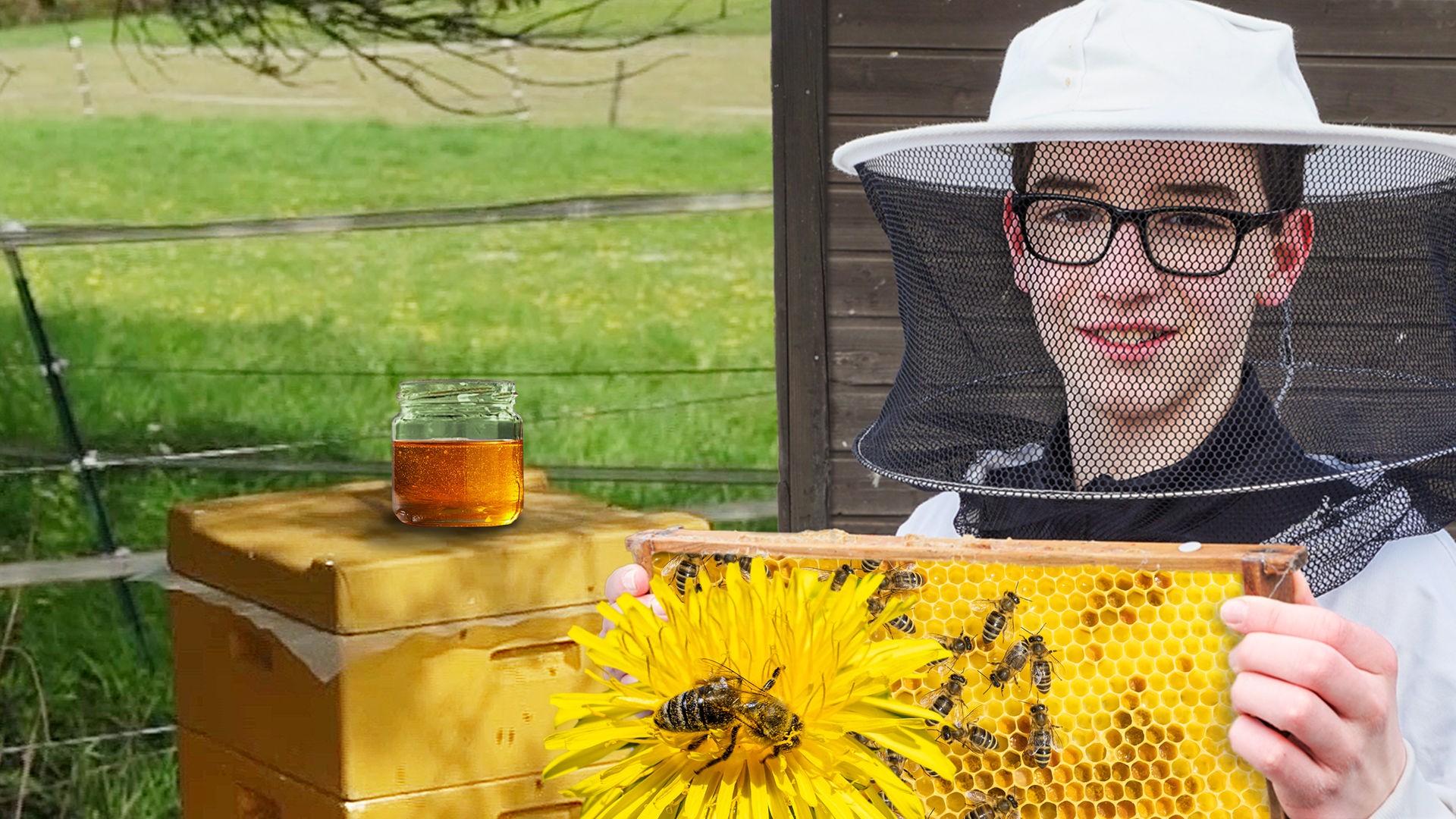 Der 13-jährige Imker Timo trägt einen weißen Schutzanzug und einen Hut mit Netz um den Kopf. In der Hand hält er eine Bienenwabe aus dem Bienenkasten mit einigen Bienen darauf.