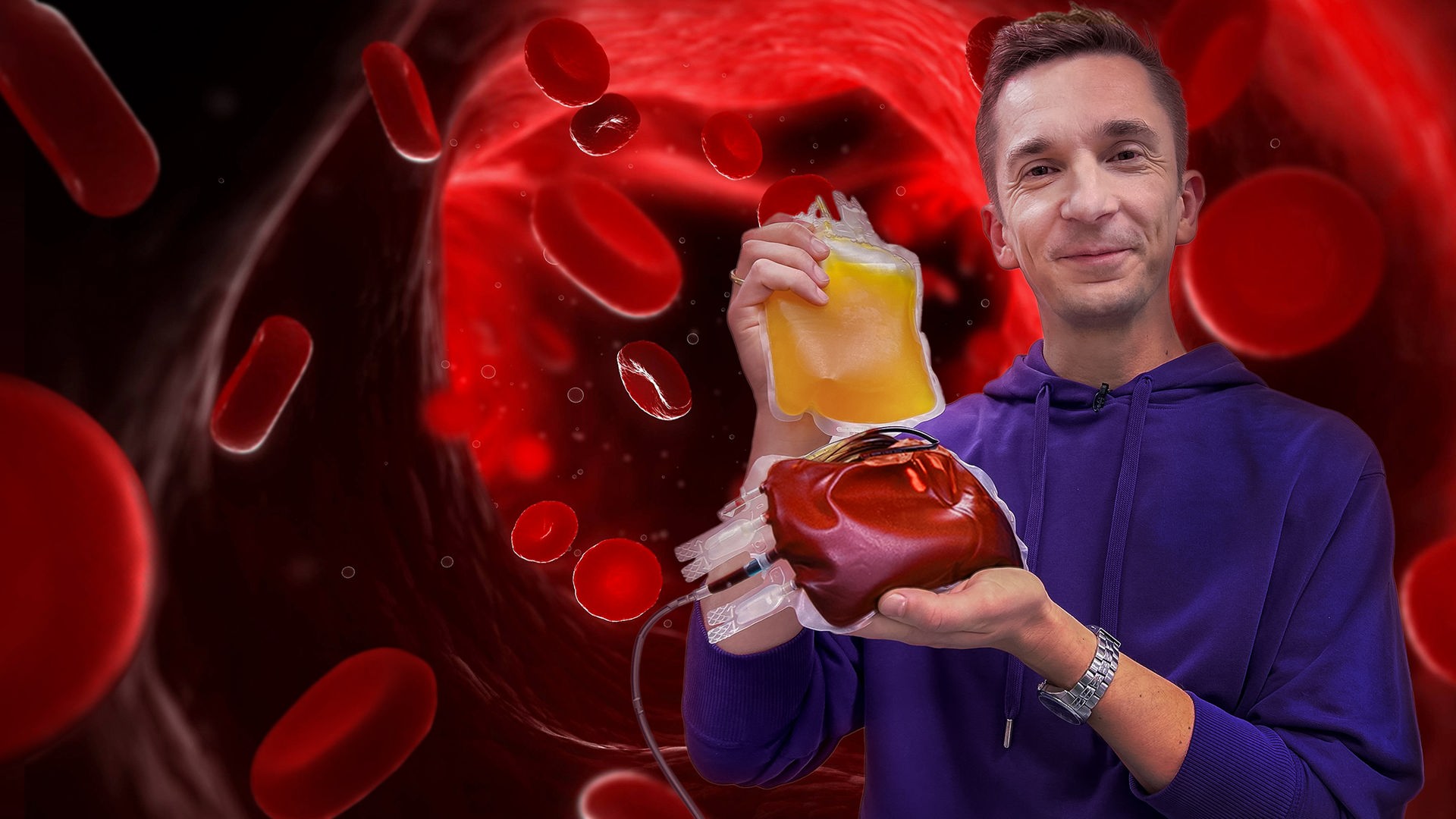 Moderator Eric Mayer blickt in die Kamera. In jeder Hand hält er einen Bluttransfusionsbeutel. Einer ist mit Blut gefüllt, einer mit Blutplasma. Der Hintergrund zeigt den animierten Blick in eine Blutbahn.