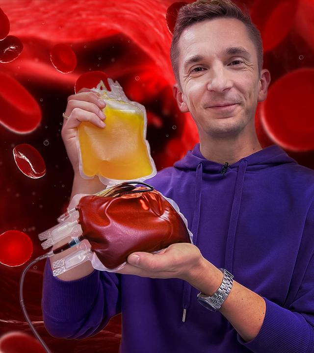 Moderator Eric Mayer blickt in die Kamera. In jeder Hand hält er einen Bluttransfusionsbeutel. Einer ist mit Blut gefüllt, einer mit Blutplasma. Der Hintergrund zeigt den animierten Blick in eine Blutbahn.
