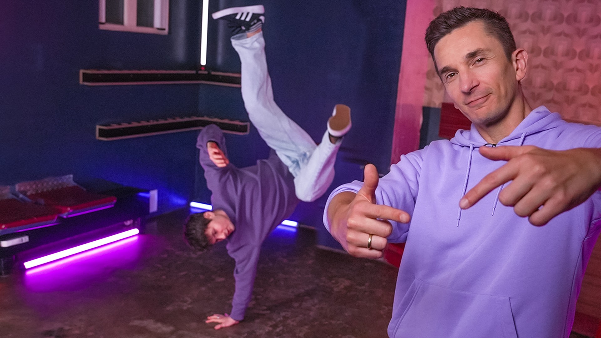 Eric trainiert mit einem Profi die Trendsportart Breaking