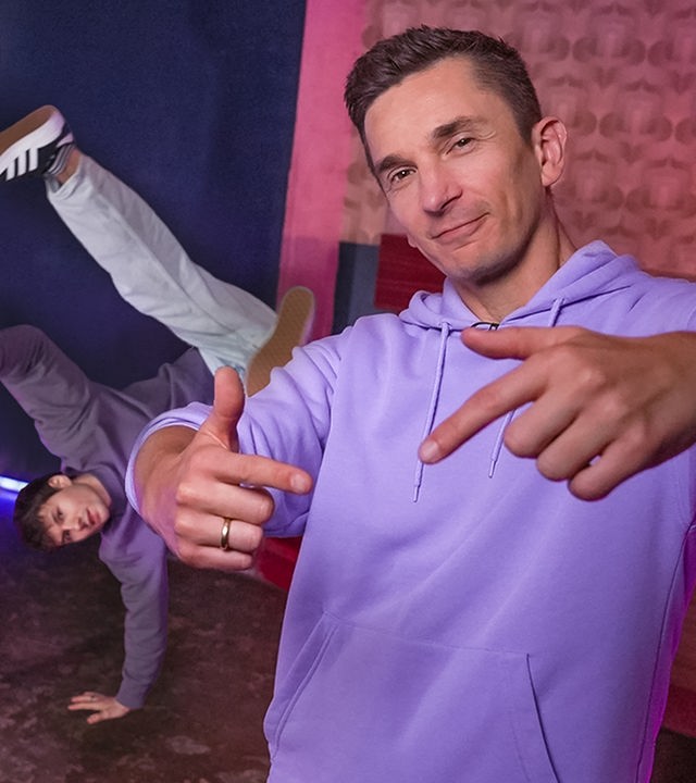 Eric trainiert mit einem Profi die Trendsportart Breaking