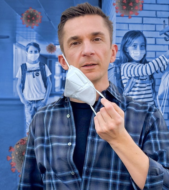 Eric steht im Vordergrund und zieht eine FFP2-Maske vom Gesicht. Im Hintergrund sieht man einen Schulflur und zwei Kinder mit Coronamaske.