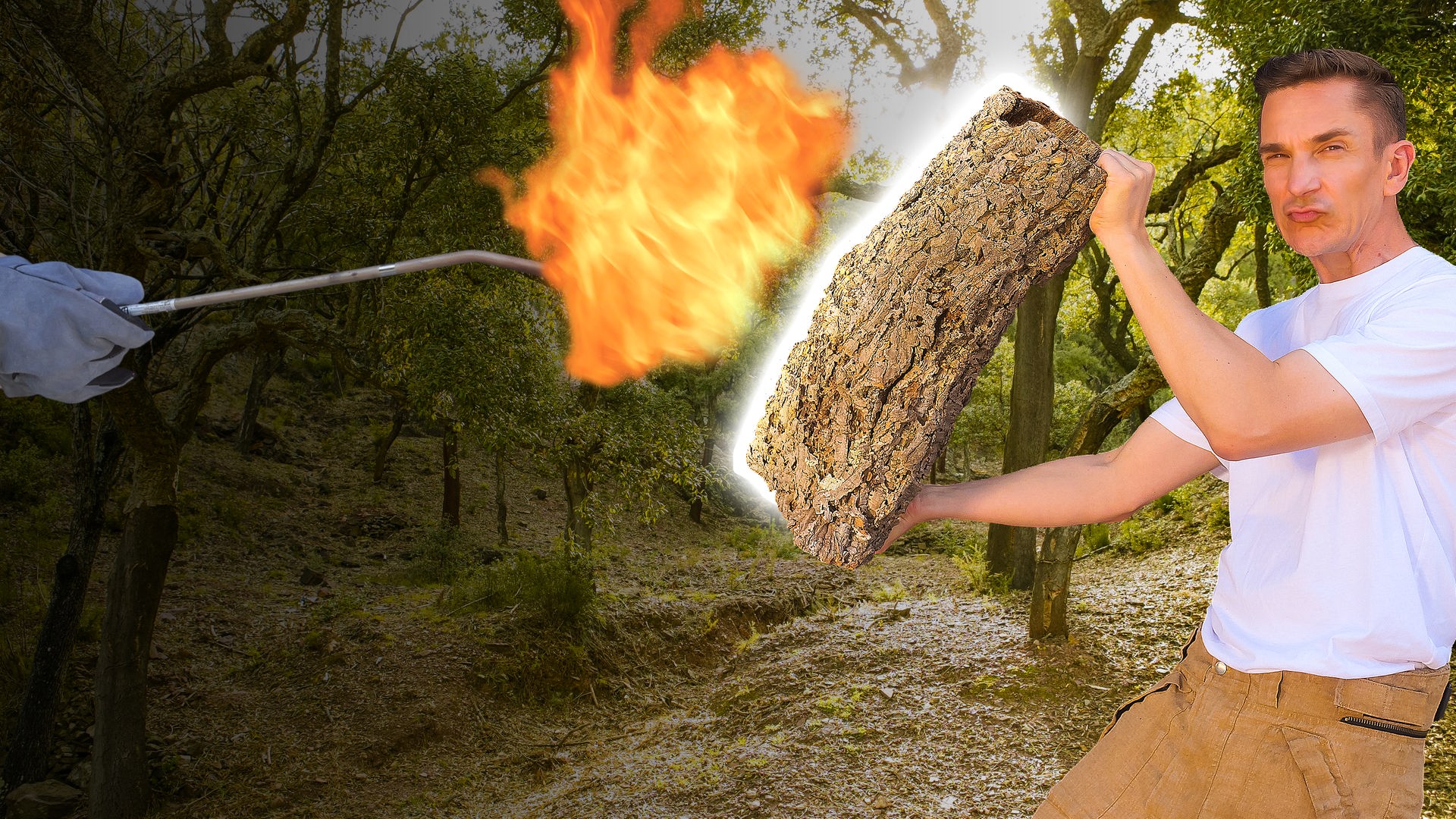 Moderator Eric Mayer hält ein großes Stück Korkeiche in den Händen und hält es einem Flammenwerfer entgegen, aus dem eine große Flamme schlägt.