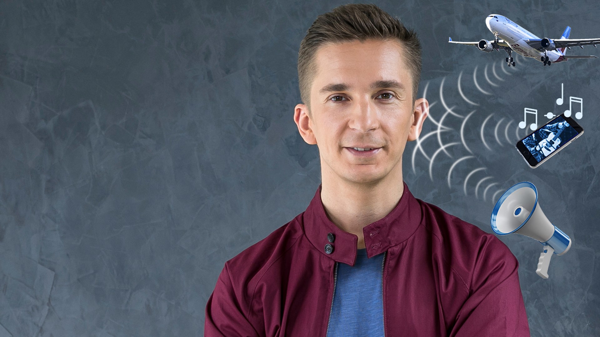 PUR+ Moderator Eric Mayer steht vor einem dunkelgrauen Hintergrund. Man sieht ihn halbnah. Er schaut uns an. Neben seinem rechten Ohr sind exemplarisch Modelle eines Flugzeugs, eines Handys und eines Megaphons zu sehen. Von ihnen gehen mit wellenlinien dargstellte Schallwellen aus in Richtung Erics rechtes Ohr.