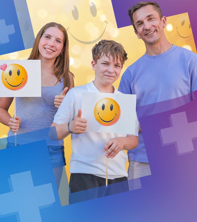 Sophia, Bente und Moderator Eric Mayer stehen nebeneinander und schauen in die Kamera. Sophia und Bente halten Schilder mit gelben Smileys hoch und zeigen einen Daumen nach oben, während Eric lächelt.