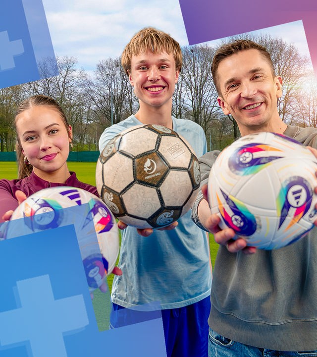 Lina und Jan aus der "WG" sowie Eric stehen lächelnd auf einem Fußballrasen. Man sieht nur ihre Oberkörper und alle drei halten einen Fußball in die Kamera.
