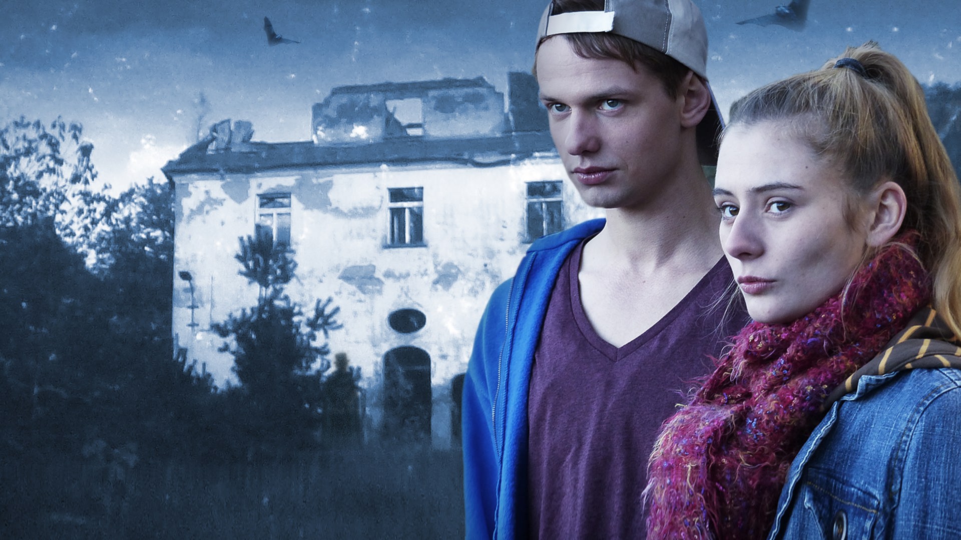 Jugendliches Mädchen und jugendlicher Junge (farbig) stehen vor einem Haus (in schwarz-weiß). Das Haus ist zum Teil schon eingefallen. Beide schauen eingeschüchtert und ängstlich aus.