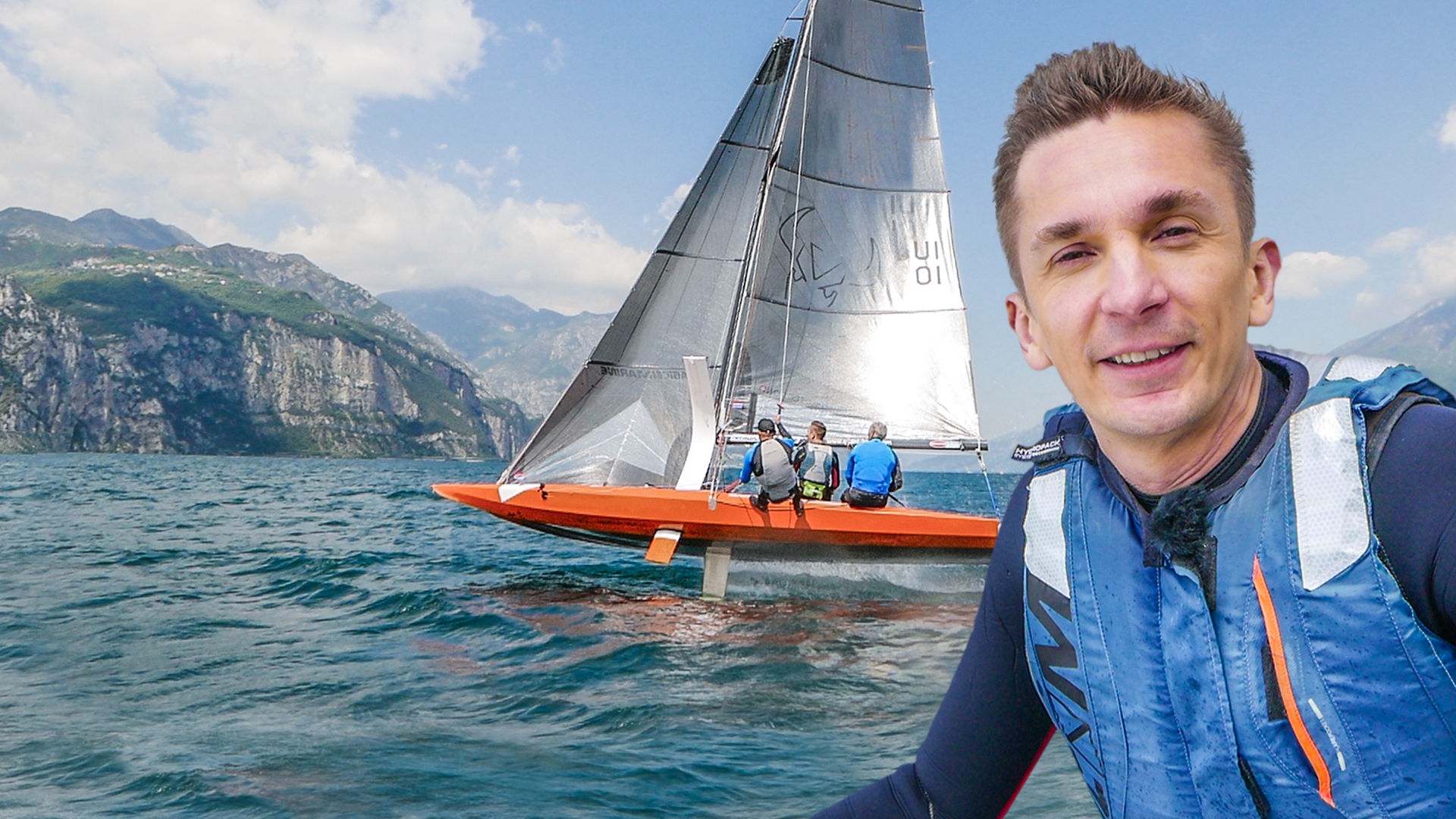 Eric Mayer am Gardasee mit blauer Schwimmweste im Vordergrund rechts. Im Hintergrund ist Eric Mayer von hinten zu sehen, wie er auf der Quant 23 "foilend" auf dem Gardasee unterwegs ist.