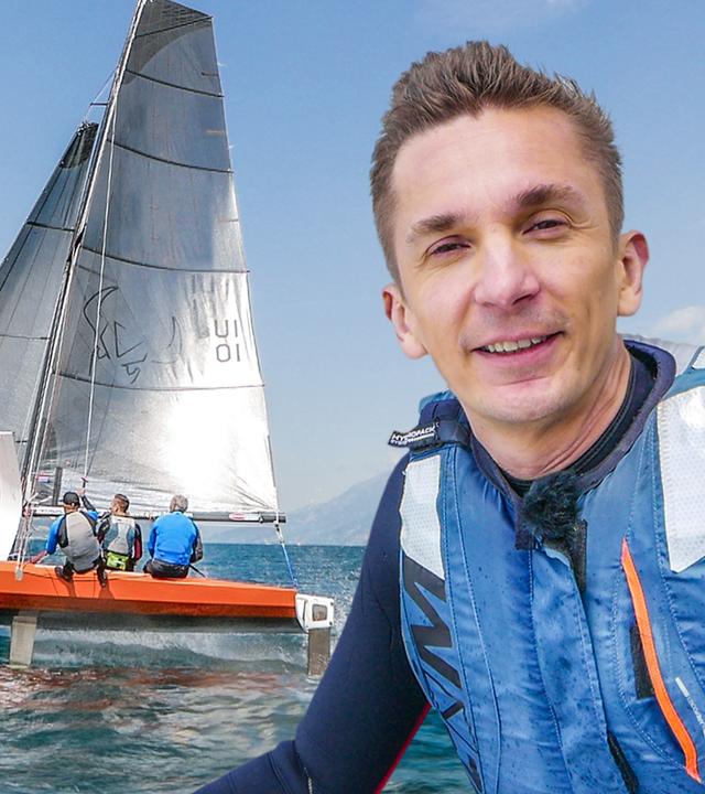 Eric Mayer am Gardasee mit blauer Schwimmweste im Vordergrund rechts. Im Hintergrund ist Eric Mayer von hinten zu sehen, wie er auf der Quant 23 "foilend" auf dem Gardasee unterwegs ist.
