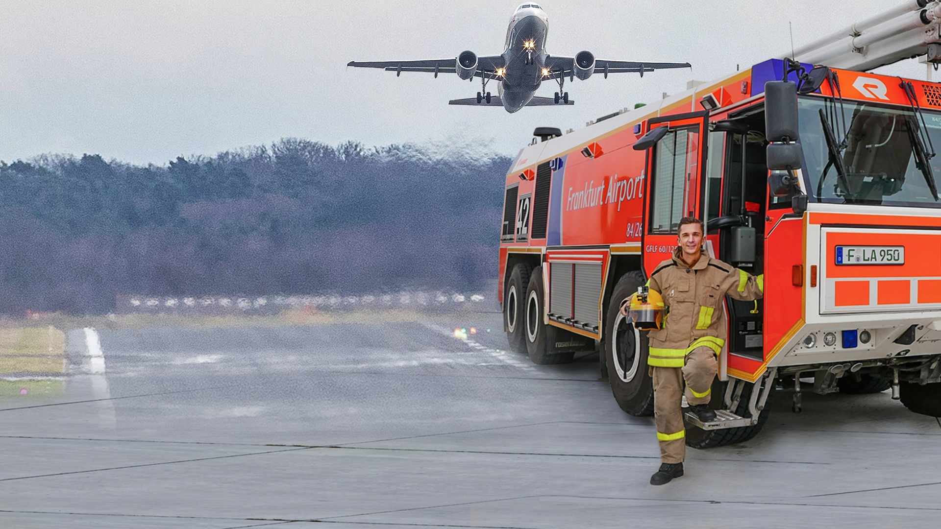 Moderator Eric trägt eine Feuerwehr-Uniform und steht vor einem Einsatzfahrzeug auf einem Flugfeld. Im Hintergrund fliegt ein Flugzeug am Himmel.