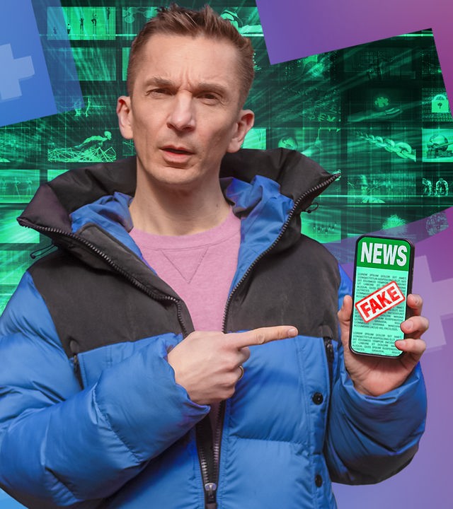 Eric trägt eine blaue Daunenjacke und darunter einen rosafarbenen Pulli. Er hält ein Smartphone in seiner linken Hand. Auf dem Display sieht man das Wort "News" und darüber ist ein roter Fake-Stempel. Im Hintergrund sind viele kleine Bilder in kleinen Kacheln zu sehen, die verschiedene Fakemotive darstellen sollen.
