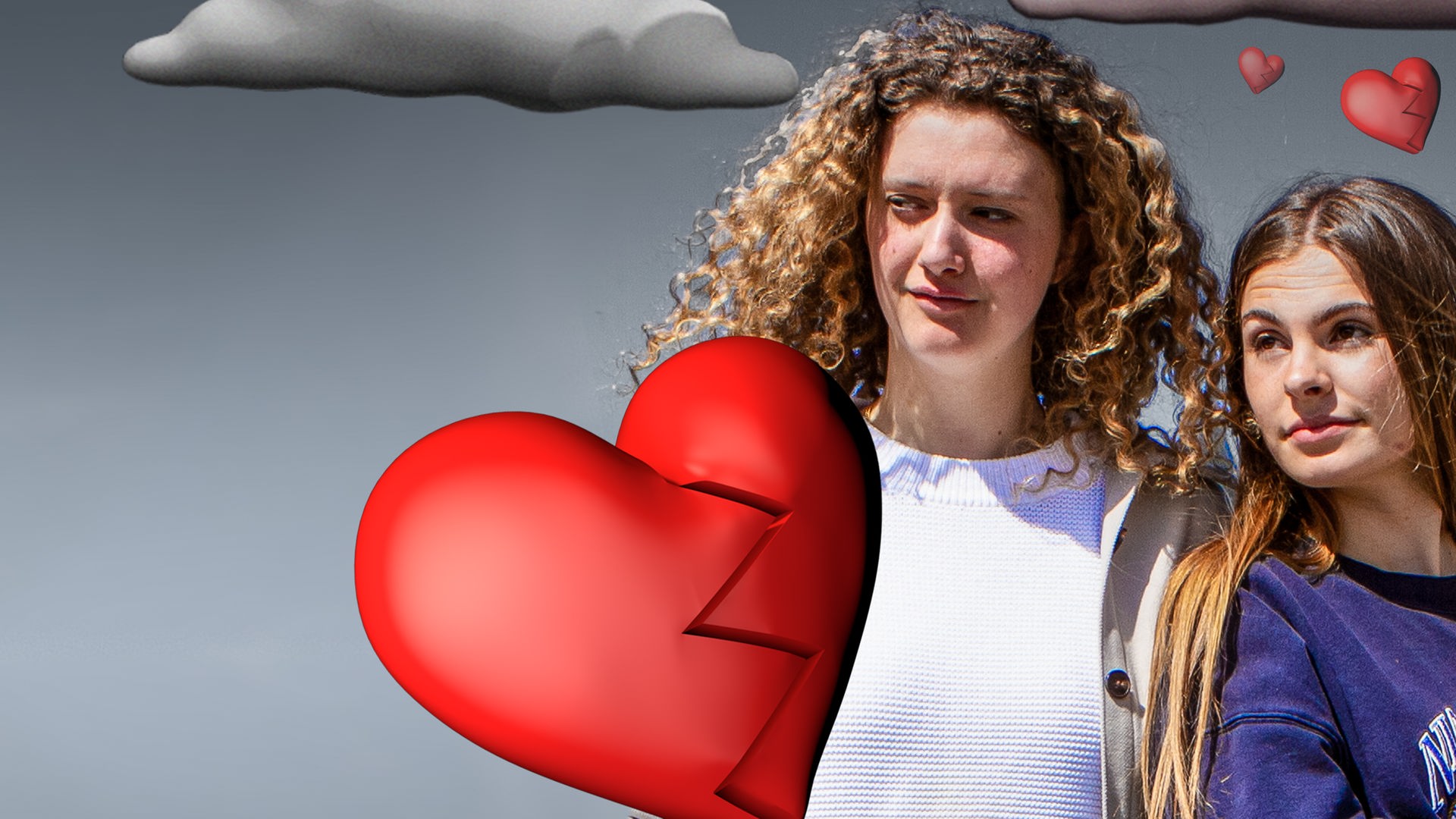 Angelina (links) und Emma (rechts) aus der Sendug "Mädchen WG" stehen nebeneinander und schauen ernst in die Ferne. Beide halten mit einer Hand einen gezeichneten Herzluftballon. Beide Herzballons sind in der Mitte in zwei Teile gerissen, die durch eine Zackenlinie getrennt sind. Im Hintergrund sind gezeichnete graue Wolken zu sehen.