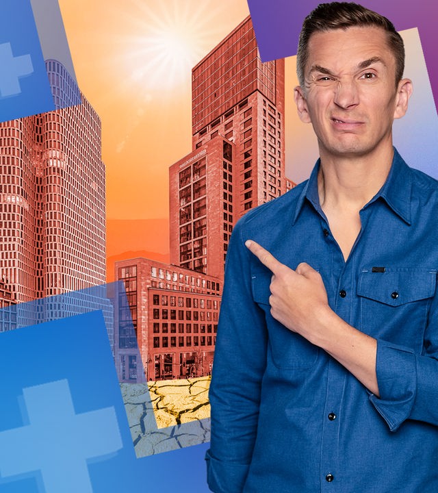 Collage: Eric Mayer steht im Vordergrund, schaut skeptisch und zeigt mit einem Zeigfinger auf den Hintergrund. Dieser zeigt zweigeteilt die Silhouette des Potsdamer Platzes in Berlin. Im linken Bildteil herrscht Starkregen, die Straße ist überflutet. Im rechten Bildteil herrscht enorme Hitze, die Sonne brennt vom Himmel und der Boden ist von der Hitze aufgerissen.