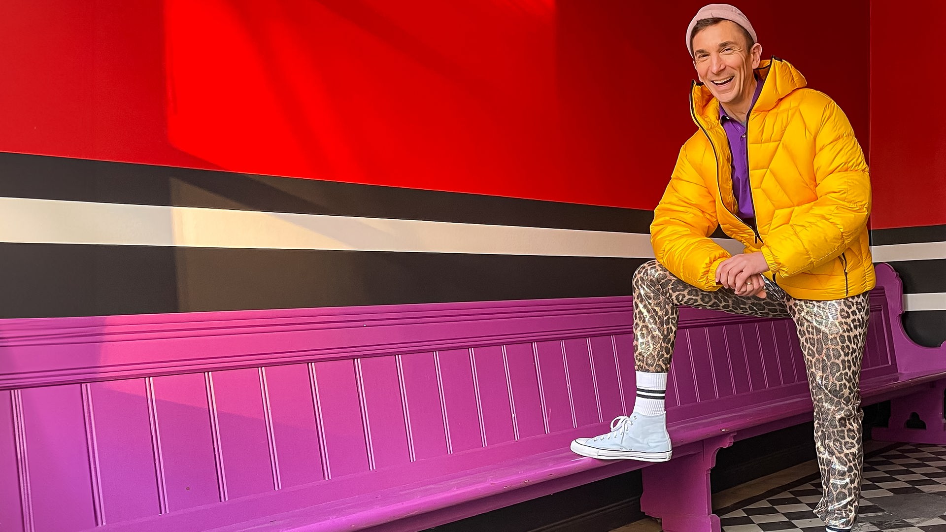 PUR+ Moderator Eric in seinem beuen Look mit gelber Jacke, Leoprint-Hose und Mütze