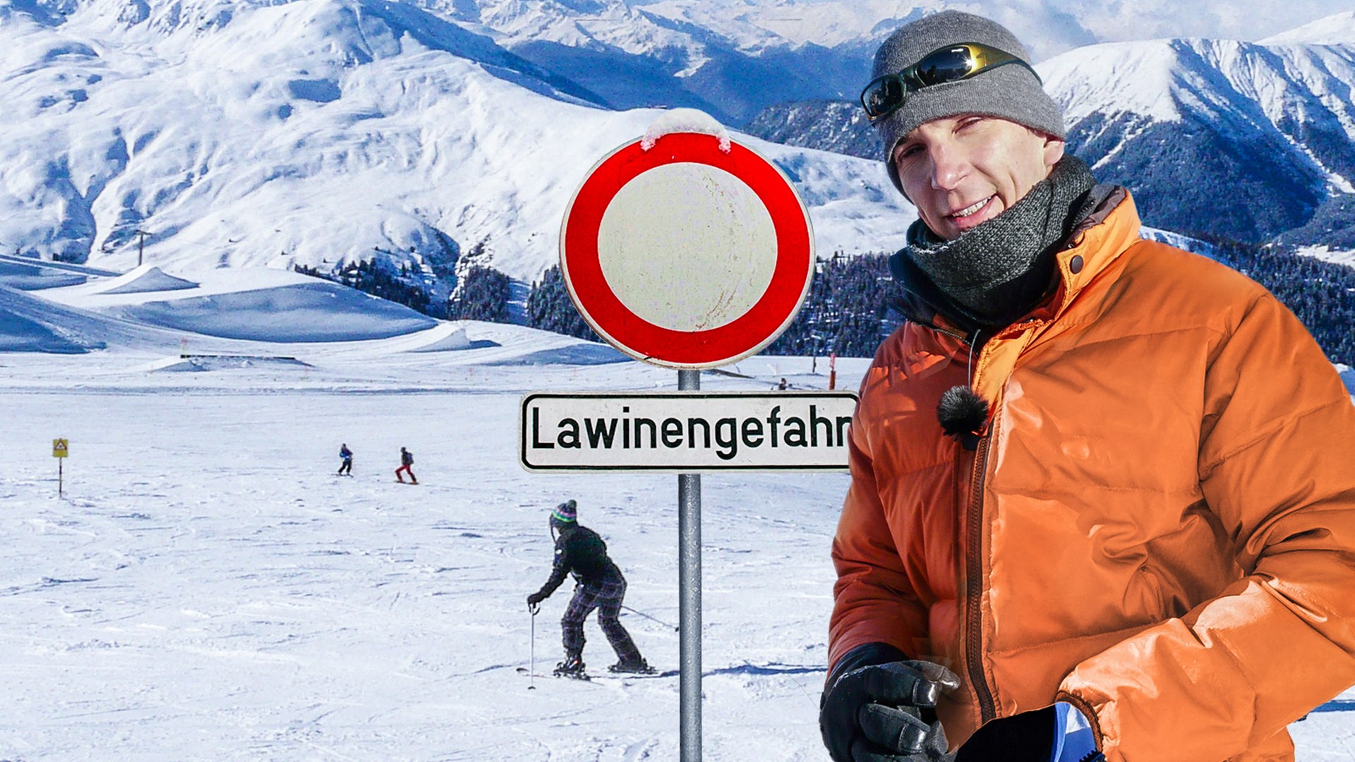 Bildcollage: Eric Mayer steht mit Anorak, Schal, Mütze, Skibrille und Handschuhen vor winterlicher Bergkulisse. Links nebem ihm warnt ein Schild vor Lawinengefahr.