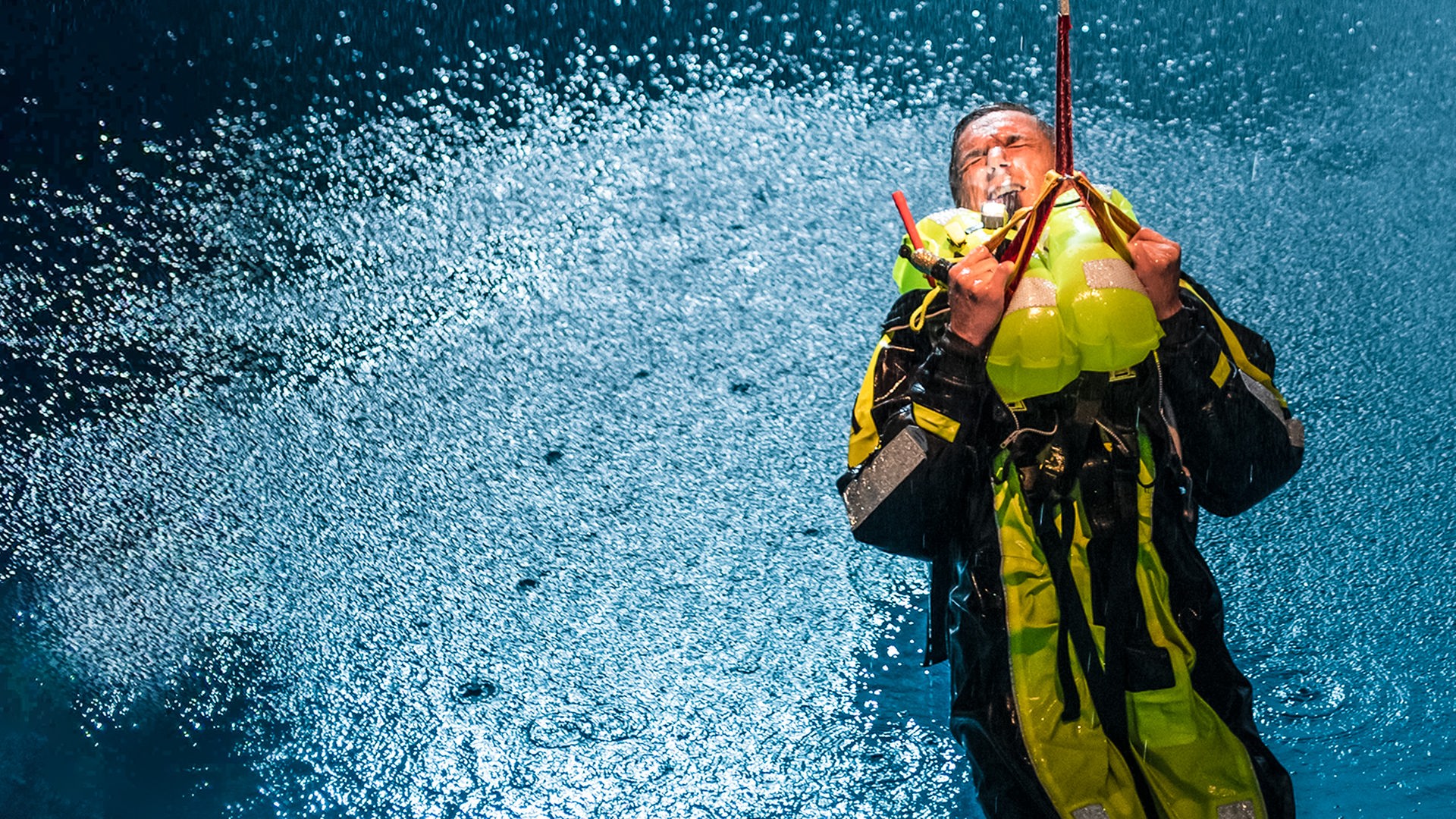 PUR+ - Offshore - Rettung - Eric trainiert den Notfall