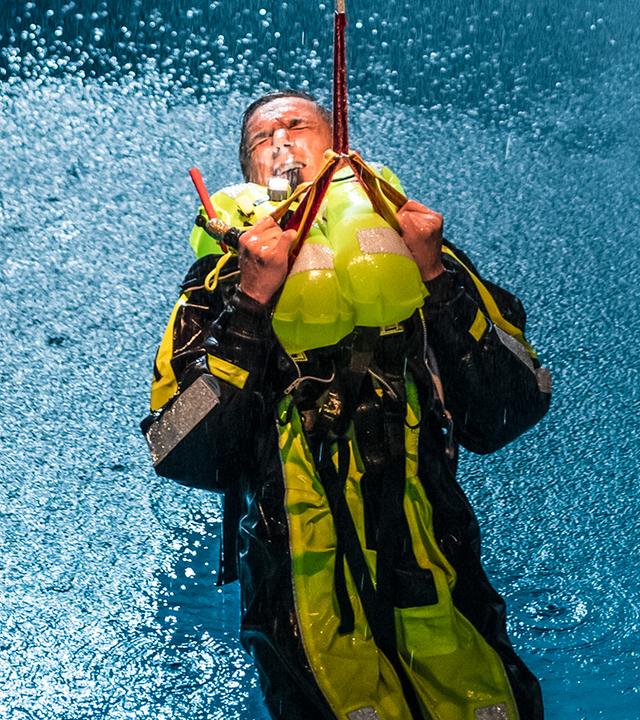 PUR+ - Offshore - Rettung - Eric trainiert den Notfall