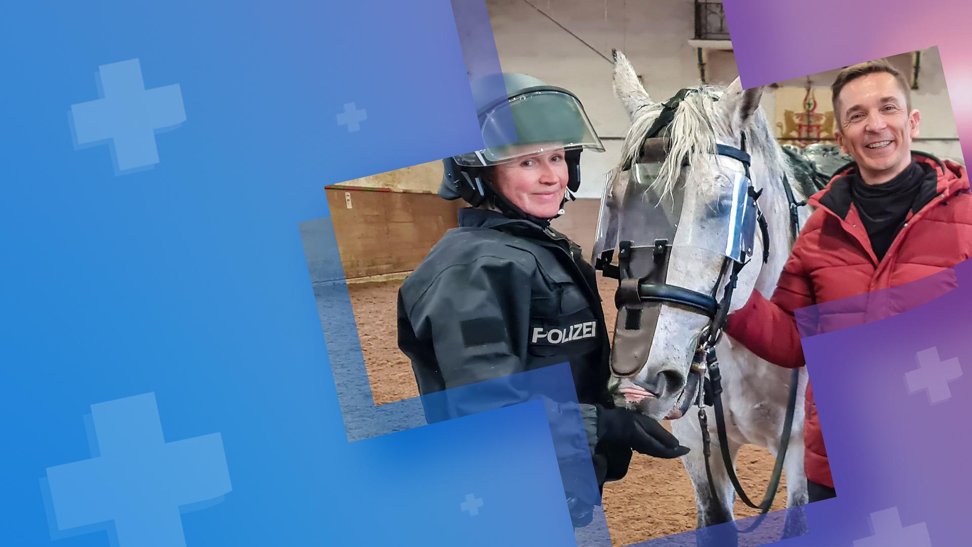 PUR+ - Eric steht zusammen mit einer Polizistin, die eine Uniform mit Helm trägt und einem Helm in einer Reithalle. Zwischen ihnen steht ein Polizeipferd, das für seinen Einsatz trainiert wird.