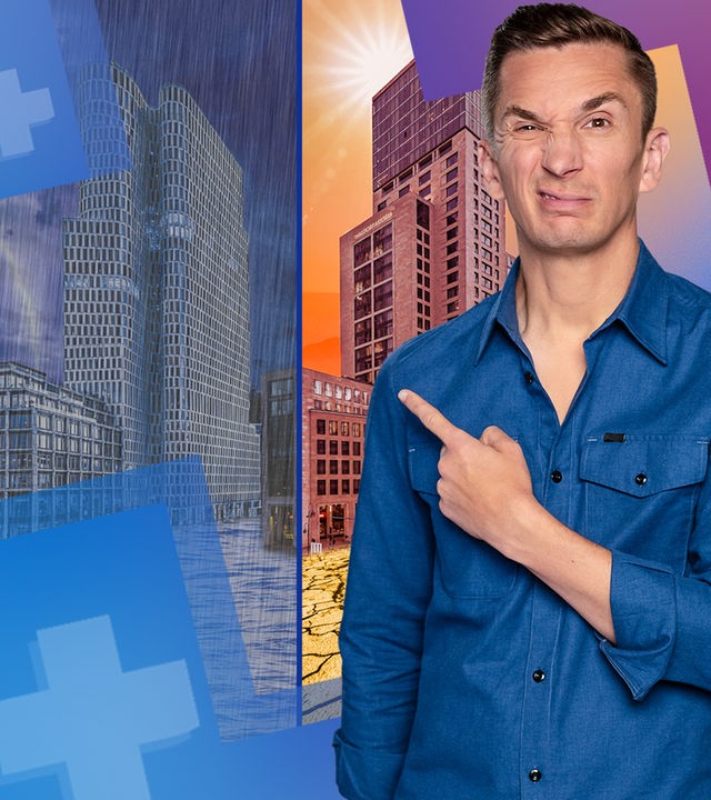Collage: Eric Mayer steht im Vordergrund, schaut skeptisch und zeigt mit einem Zeigfinger auf den Hintergrund. Dieser zeigt zweigeteilt die Silhouette des Potsdamer Platzes in Berlin. Im linken Bildteil herrscht Starkregen, die Straße ist überflutet. Im rechten Bildteil herrscht enorme Hitze, die Sonne brennt vom Himmel und der Boden ist von der Hitze aufgerissen.