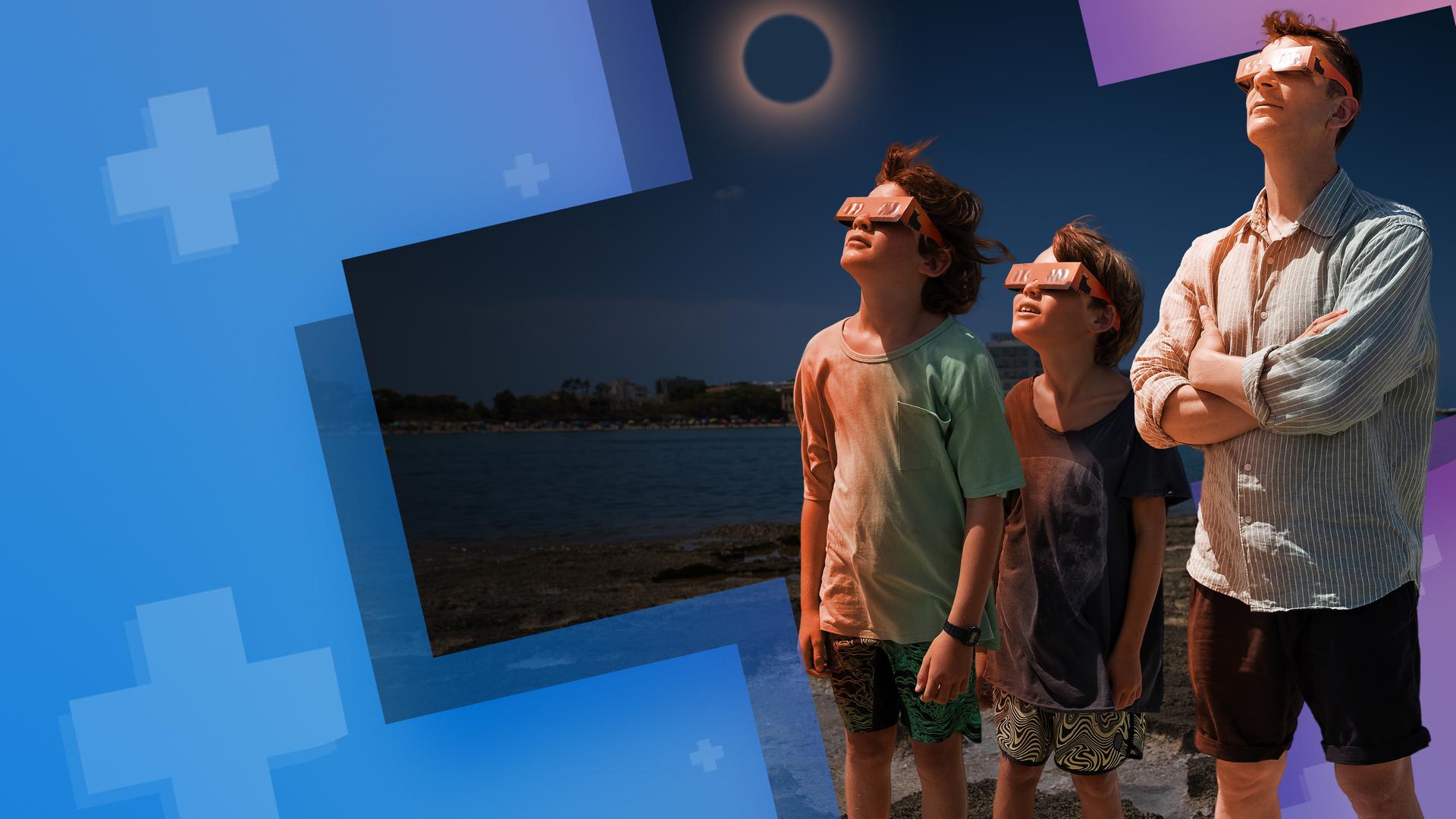 Eric Mayer von PUR+ und zwei Jungen mit Sonnenfinsternis-Brillen blicken am Strand auf Mallorca in den Himmel. Über ihnen ist eine Sonnenfinsternis zu sehen. Das Bild ist mit blauen und violetten grafischen Elementen gestaltet.
