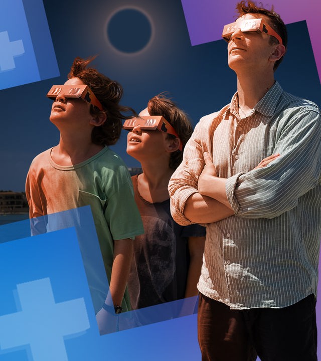 Eric Mayer von PUR+ und zwei Jungen mit Sonnenfinsternis-Brillen blicken am Strand auf Mallorca in den Himmel. Über ihnen ist eine Sonnenfinsternis zu sehen. Das Bild ist mit blauen und violetten grafischen Elementen gestaltet.
