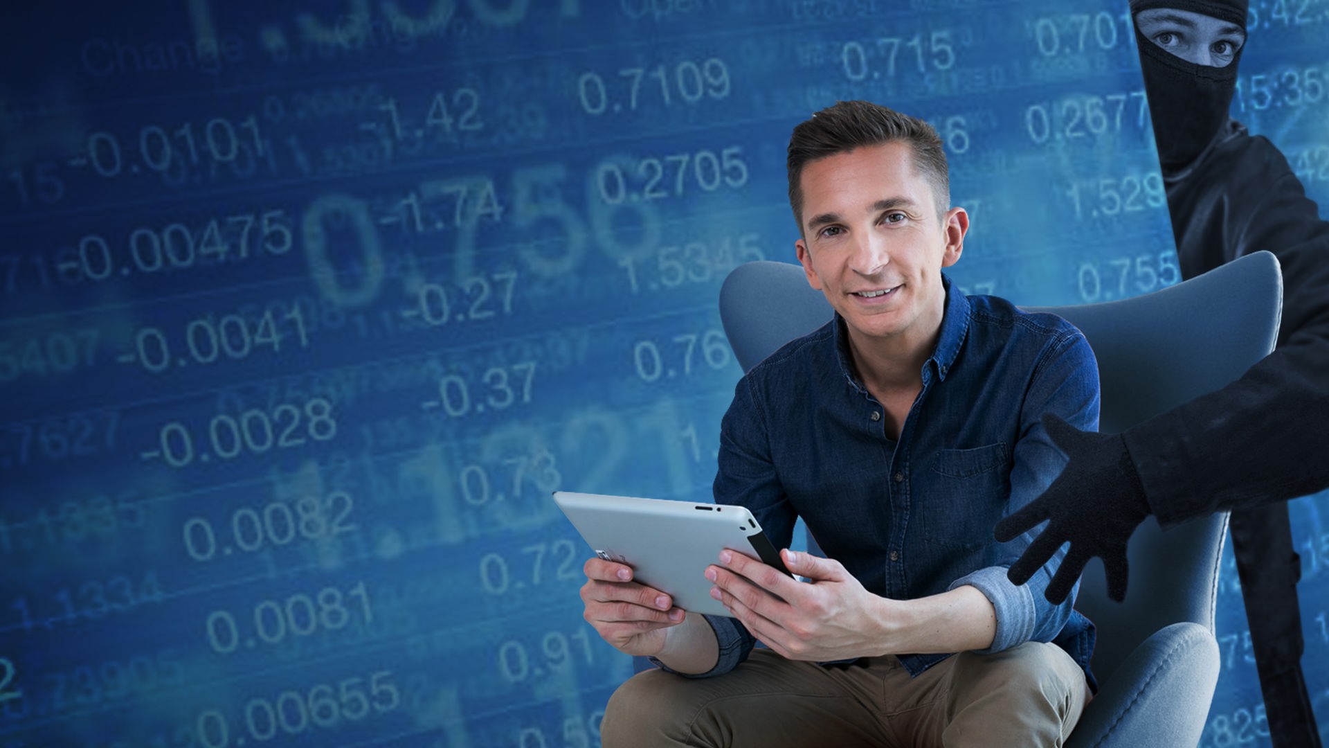 Fotomontage: PUR+ Moderator Eric Mayer sitzt auf einem Sessel. Er hält ein Tablet in der Hand und schaut in die Kamera. Er sitzt vor einem dunkelblauen Hintergrund, auf dem digitale Zahlenreihen zu lesen sind. Aus dem Hintergrund greift eine schwarze gekleidetet und schwarz vermummte Gestalt hinter Erics Rücken nach seinem Tablet. 