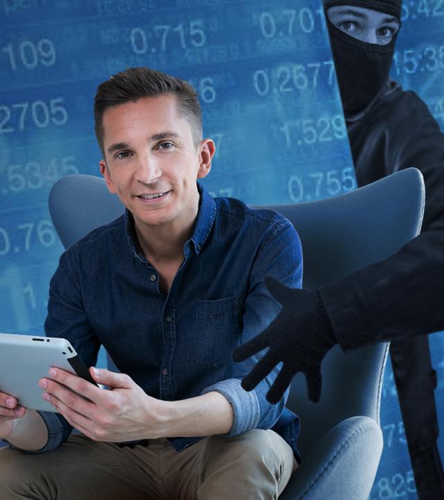 Fotomontage: PUR+ Moderator Eric Mayer sitzt auf einem Sessel. Er hält ein Tablet in der Hand und schaut in die Kamera. Er sitzt vor einem dunkelblauen Hintergrund, auf dem digitale Zahlenreihen zu lesen sind. Aus dem Hintergrund greift eine schwarze gekleidetet und schwarz vermummte Gestalt hinter Erics Rücken nach seinem Tablet. 