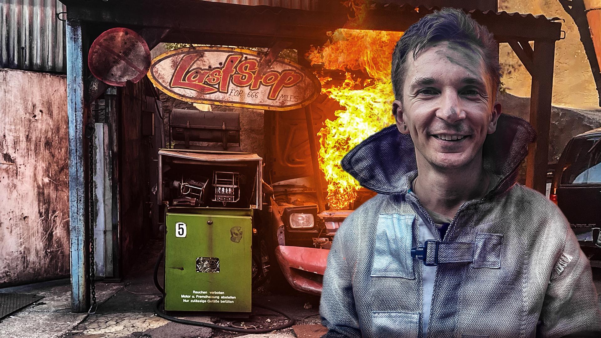 Moderator Eric Mayer trägt einen feuerfesten Spezialanzug, den er für eine gefährliche Stuntszene mit Feuer braucht. Im Hintergrund sieht man einen Sportwagen, aus dem eine Feuersäule in die Höhe steigt.