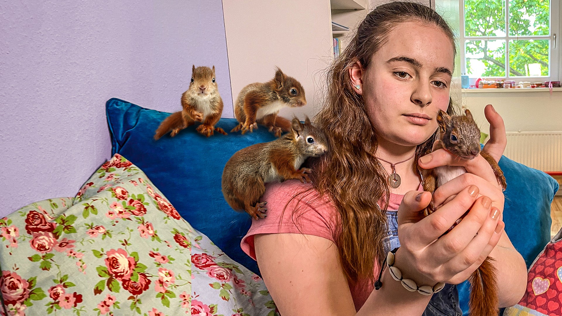 Luzie vom Eichhörnchen-Notruf sitzt auf einem Sofa mit Kissen im Rücken. In den Händen hält sie ein Eichhörnchen-Baby. Auf ihrer Schulter und auf den Kissen direkt hinter ihr sitzen insgesamt drei weitere Eichhörnchen-Babys. 
