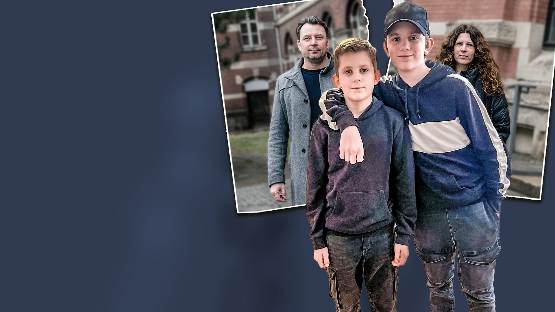 Die Brüder Lennard (links) und Lucas (rechts) stehen nebeneinander. Lucas hat seinen rechten Arm um Lennard gelegt. Hinter ihnen sind die Eltern der beiden wie auf einem Foto zu sehen. Mitten durch das Fotopapier geht ein Riss und trennt die Eltern. In der rechten Bildhälfte steht Mutter Claudia und in der linken Bildhälfte Vater Safet.